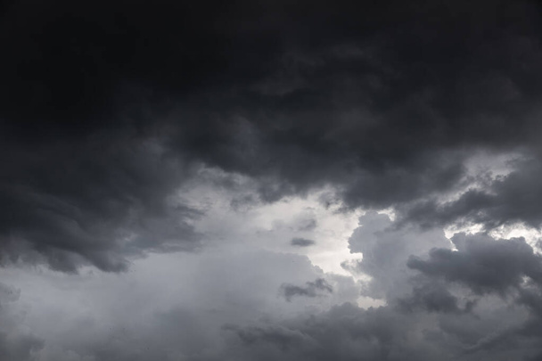 Fondo de la naturaleza con nubes tormentosas. Cielo oscuro y dramático con nubes grises tormentosas ante la lluvia
 - Foto, Imagen