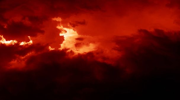 嵐の雲と自然背景。雨の前に嵐の雲と暗い劇的な空。劇的な暗赤色のトーンで画像 - 写真・画像