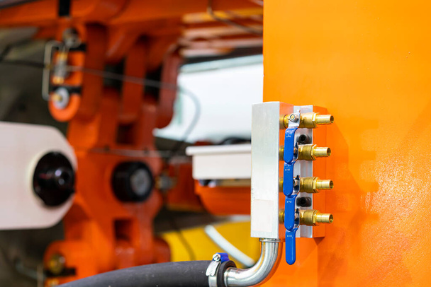 Промышленный латунный шланг разъем или соединение с клапаном установки на алюминиевой машине высокого давления штамповки - Фото, изображение