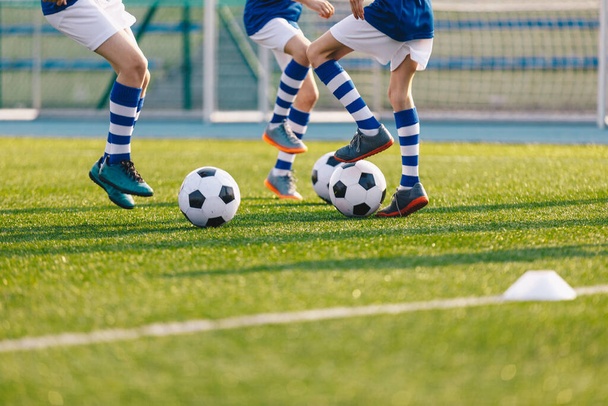 Děti s fotbalovými míčky na školním hřišti - Fotografie, Obrázek