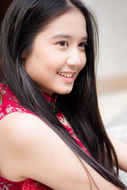 Портрет Тайської гарної дівчини в китайському вбранні, розслабся і посміхайся. - Фото, зображення