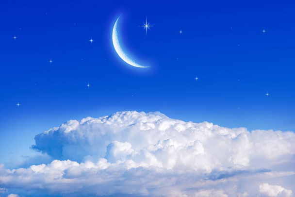 un jeune mois dans les nuages. arrière-plan généreux Ramadan - Photo, image