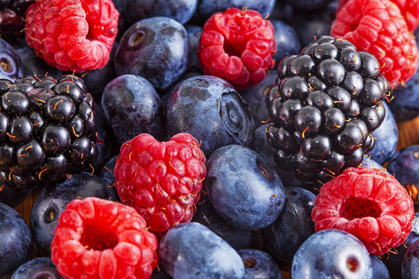 Fresh mixed summer berries - blueberry, raspberry and  blackberry - Foto, afbeelding