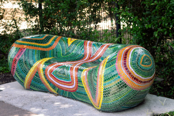 The Woodlands, TXの公共公園でモザイクタイルで作られた芸術公園のベンチ. - 写真・画像