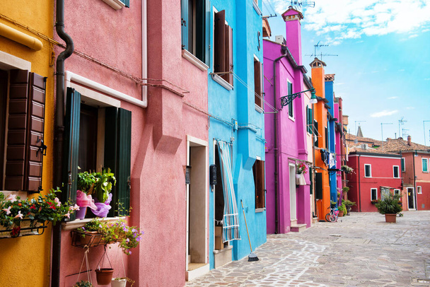 Gyönyörű utca színes házakkal, Burano sziget, Velence, Olaszország - Fotó, kép