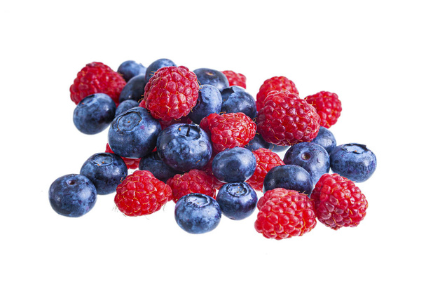 Fresh bright raspberries and blueberries heap isolated - Foto, afbeelding