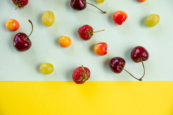 Διάφορα μούρα απομονώνονται σε πολύχρωμο φόντο, πάνω άποψη. Πλαίσιο συνόρων Berry. Επίπεδη lay.fresh berries pattern.Summer έννοια της βιταμίνης τροφίμων, διάφορα φρούτα και μούρα. - Φωτογραφία, εικόνα