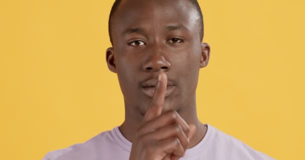 Nahaufnahme Porträt eines schwarzen Mannes, der Shh gestikuliert - Filmmaterial, Video