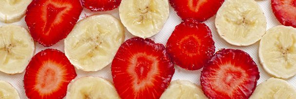 Fresh green sliced banana and strawberry background - healthy food - Foto, afbeelding