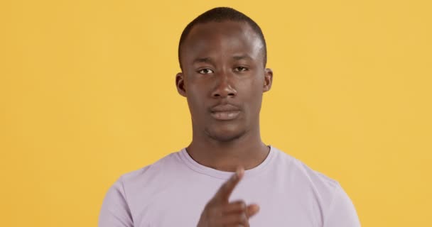 若いですアフリカ系アメリカ人男を唇に指を置く - 映像、動画