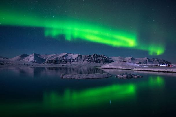 Πράσινα βόρεια φώτα πάνω από τη λιμνοθάλασσα του παγετώνα Jokulsarlon, Ισλανδία - Φωτογραφία, εικόνα