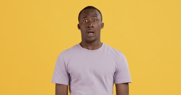 afroamericano ragazzo apertura bocca a causa di essere paura - Filmati, video
