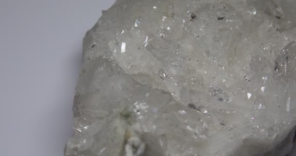 διαφανή γυαλιστερά κρύσταλλα πετρωμάτων σε μια γεωγραφία - Πλάνα, βίντεο
