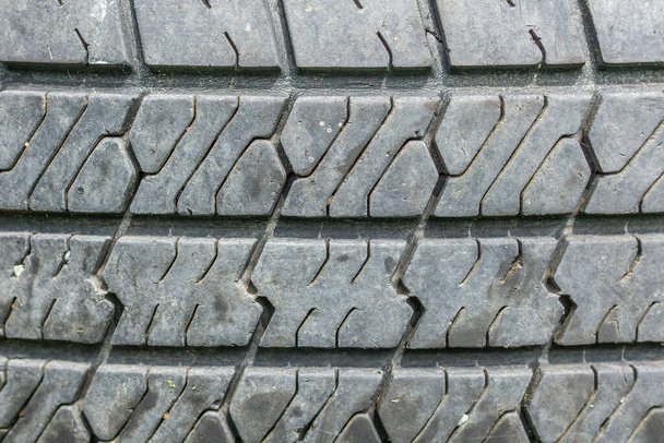 ojeté pneumatiky v opravně pneumatik. Stará pneumatika v autoopravně. textura pozadí - Fotografie, Obrázek
