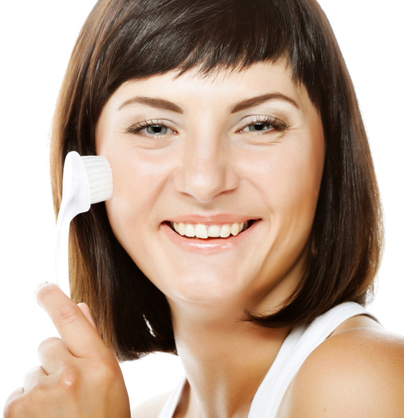 fille nettoyage visage avec peeling brosse - Photo, image