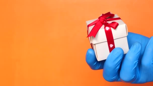 férfi kéz egy kék orvosi kesztyű ad egy ajándék. - Felvétel, videó