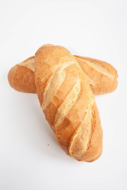 Ψωμί απομονωμένο σε λευκό φόντο, καρβέλι, φούρνο, αρτοποιείο - Φωτογραφία, εικόνα