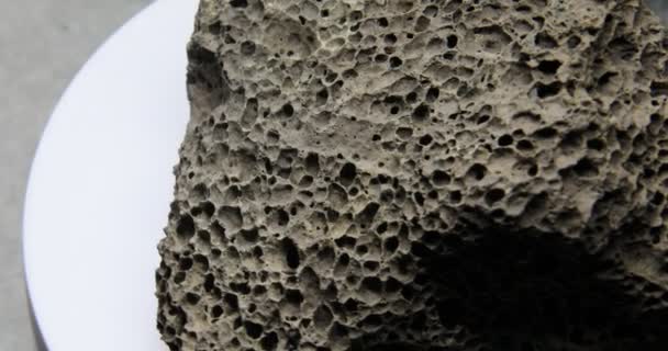 pietra pomice porosa grigia come roccia ignea vulcanica - Filmati, video
