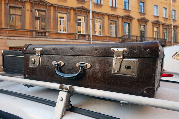régi vintage bőröndök a tetőn állvány egy autó megy egy utazás - Fotó, kép