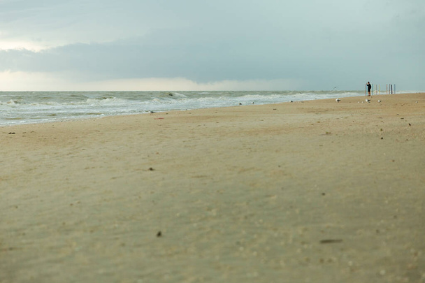 Meereslandschaft mit Sandstrand und ruhigen Wellen - Foto, Bild