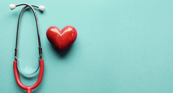 Coeur rouge avec stéthoscope, santé cardiaque, concept d'assurance maladie, journée mondiale du coeur, journée mondiale de la santé - Photo, image
