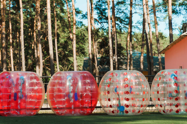 Buboréklabda lufik a zöld mezőn. felszerelés csapatépítő sport játék nevű lökhárító labda vagy buborék labda. - Fotó, kép