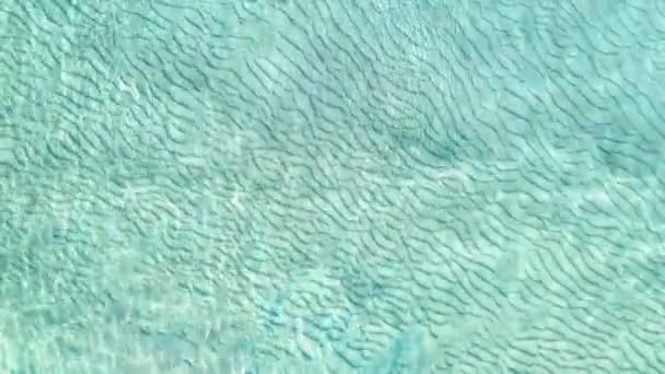 Doskonale czysta turkusowa woda morska, tekstura. - Materiał filmowy, wideo