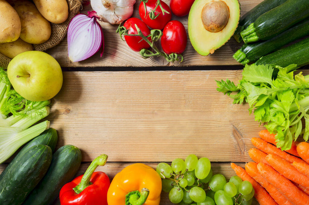 Verscheidenheid van groenten en fruit, op de houten tafel, bovenaanzicht, kopieerruimte, selectieve focus - Foto, afbeelding