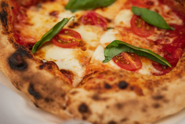 Pizza Margarita con Pomodori, Basilico e Mozzarella da vicino. - Foto, immagini