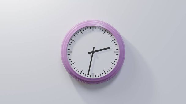Horloge rose brillant sur un mur blanc à trente-deux heures deux. Il est 2h32 ou 14h32. - Photo, image