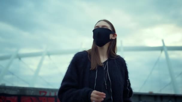 抗議中に保護マスクを着用する少女。顔からマスクを外す女 - 映像、動画
