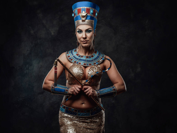 Женщина в студии позирует в традиционном египетском костюме - Фото, изображение