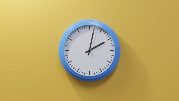 Γυαλιστερό μπλε ρολόι σε έναν πορτοκαλί τοίχο στις δύο και δύο. Η ώρα είναι 02: 02 ή 14: 02 - Φωτογραφία, εικόνα
