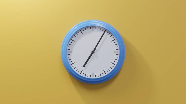 Glänzend blaue Uhr an einer orangefarbenen Wand um fünf nach sieben. Es ist 07: 05 oder 19: 05 Uhr - Foto, Bild