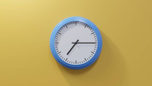 Orologio blu lucido su una parete arancione alle sette e un quarto. Il tempo è 07: 15 o 19: 15 - Foto, immagini