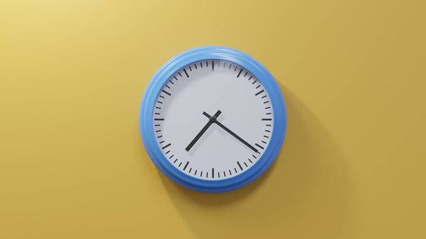 Glänzend blaue Uhr an einer orangefarbenen Wand um 21 nach sieben. Es ist 07: 21 oder 19: 21 Uhr - Foto, Bild