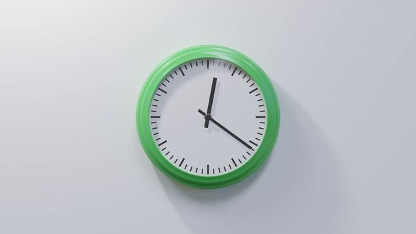 Reloj verde brillante en una pared blanca a las doce y veintiún. La hora es 00: 21 o 12: 21 - Foto, Imagen