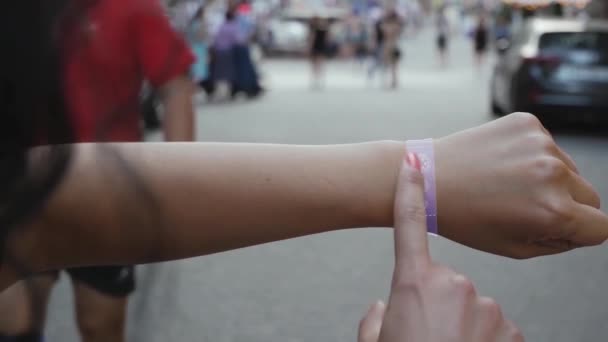 Женская рука активирует голограмму E-commerce - Кадры, видео