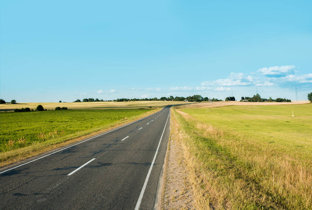 asphalt road to horizon.Summer green fields. blue cloudless sky. - Foto, Imagem