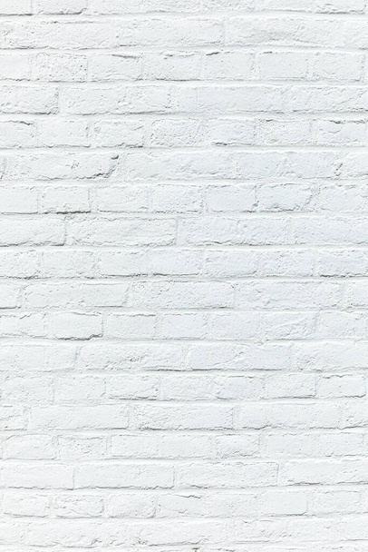 старая белая кирпичная стена, окрашенная в белый цвет как гармонический фон - Фото, изображение