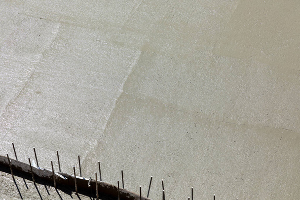 detal pręta żelaznego na podłożu betonowym z mokrym cementem - Zdjęcie, obraz