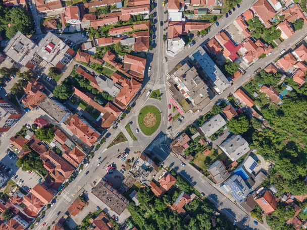shora dolů letecké drone pohled na hlavní silnici ve městě Knjazevac ve východním Srbsku s budovami a domy kolem v slunečném letním dni - Fotografie, Obrázek