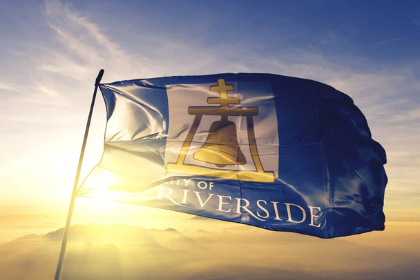 Riverside de Californie du drapeau des États-Unis agitant - Photo, image