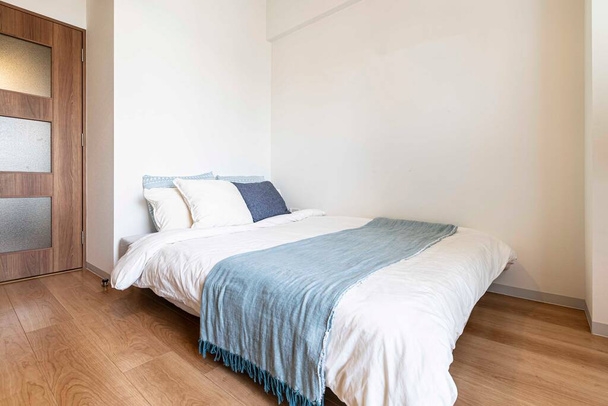 Samostatná postel v moderní malé ložnici v apartmánu - Fotografie, Obrázek