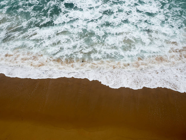 Massive waves in stormy melbourne weather crashing along the sandstone beach near the twelve apostles in melbourne victoria australia - Foto, imagen