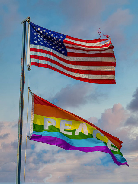 Bandiere di pace americane e gay al tramonto - Foto, immagini