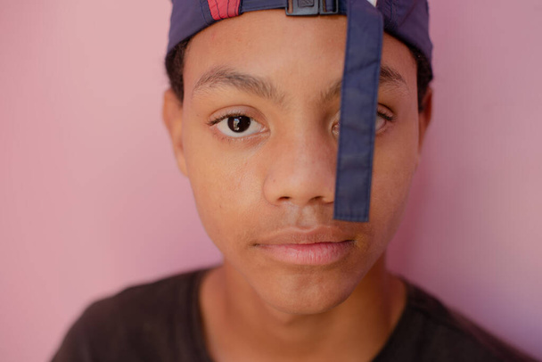 Zbliżenie portret nastolatka z czapką na tył - Zdjęcie, obraz