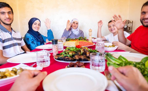 Šťastné arabské muslimské rodiny jíst společně v rodinném setkání na iftar v ramadánu - Fotografie, Obrázek