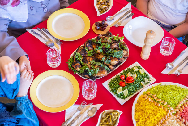 Счастливая арабская семья ждет Ифтар время, чтобы поесть вместе на семейном собрании - Фото, изображение
