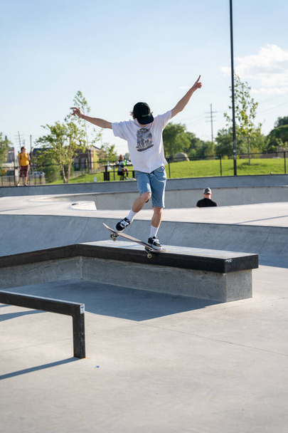 Detroit, Michigan, USA - 28.07.2020: Skater üben während des Corona Virus in Detroit Tricks in einem Outdoor-Skatepark. - Foto, Bild